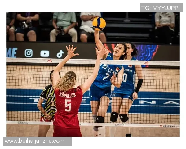 中国女排在南京总决赛中迎战意大利队力争夺冠展现巾帼风采